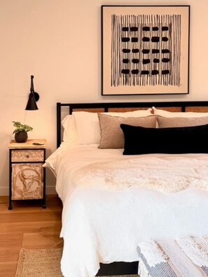Tabla de planchar con plancha, wifi gratis, ropa de cama