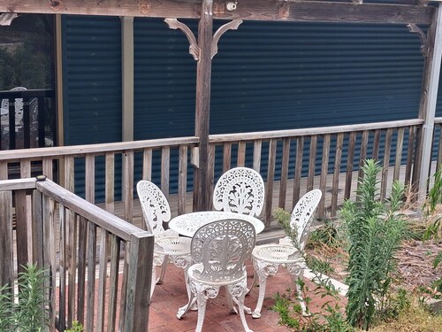 Stylish 3-bed retreat w/ ocean views, sundeck, close to trails and fishing spots