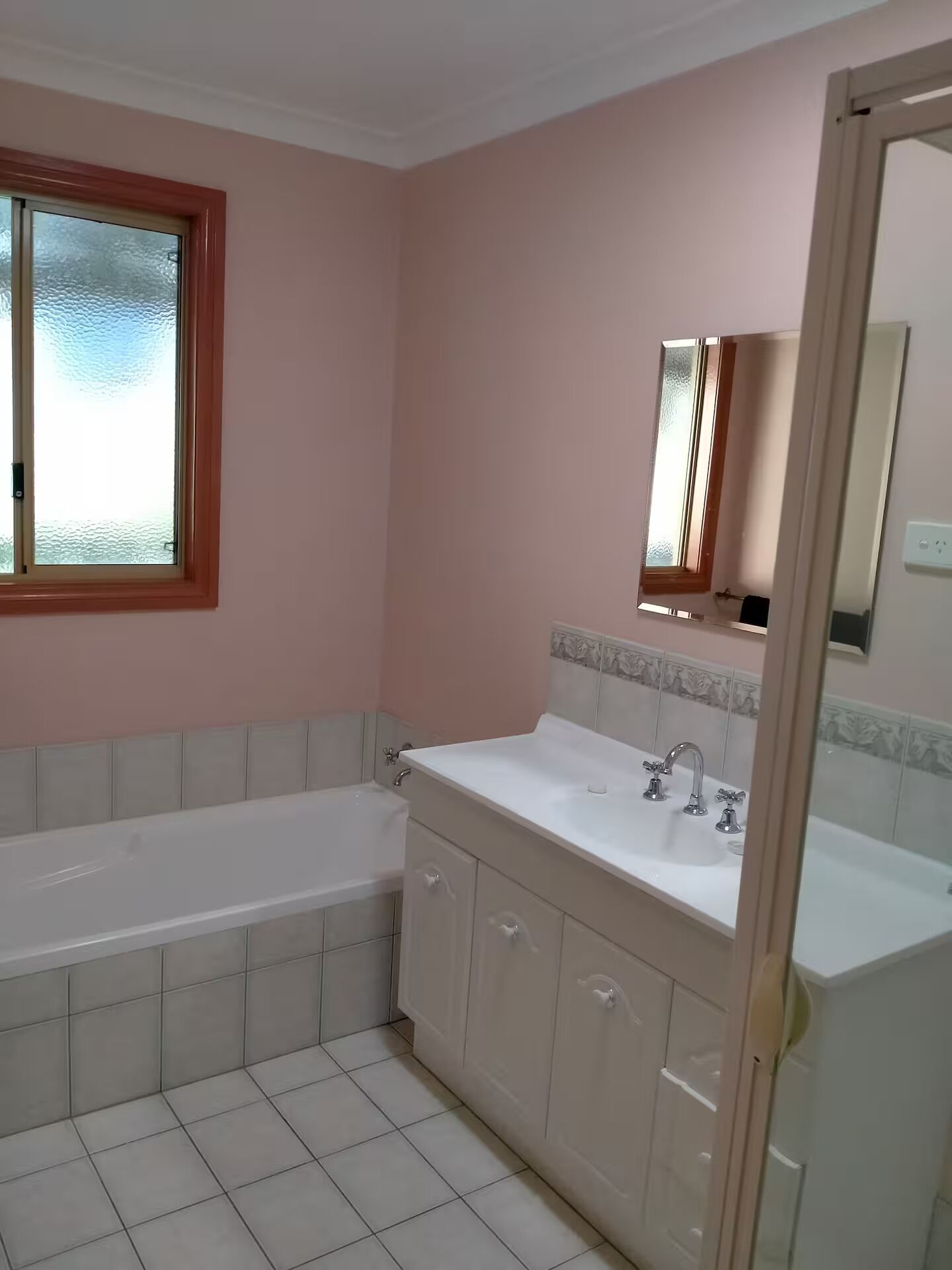 Ducha, secador de pelo, toallas y jabón
