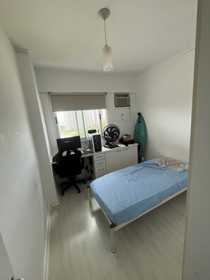 Casa rodante Confort, vista a la alberca | Cortinas blackout, tabla de planchar con plancha y wifi gratis 