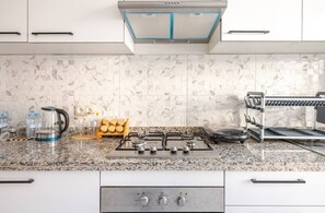 Réfrigérateur, four, plaque de cuisson, cafetière/bouilloire