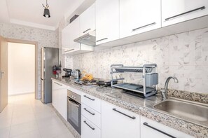 Réfrigérateur, four, plaque de cuisson, cafetière/bouilloire