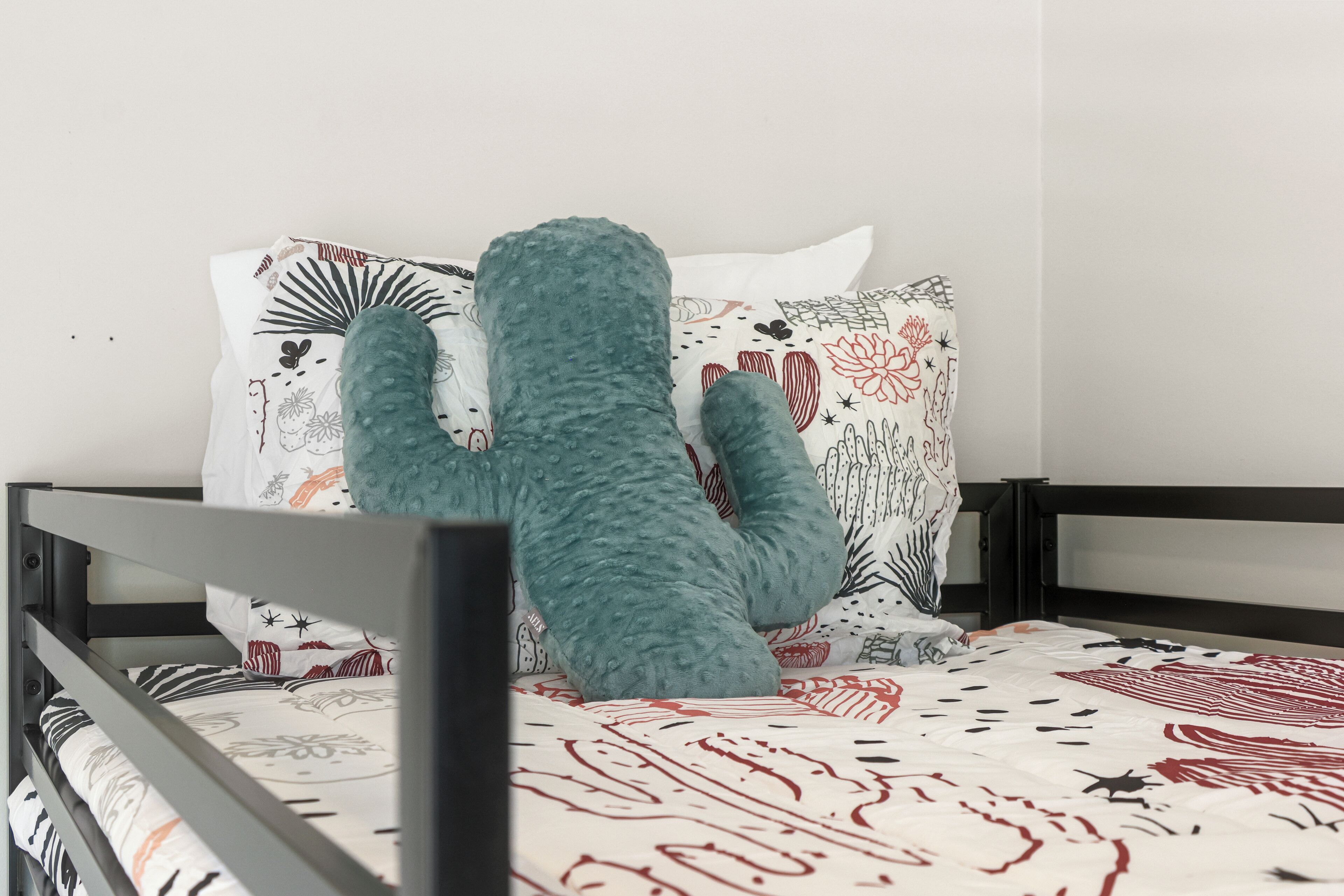 5 makuuhuonetta, työpöytä, silitysrauta/-lauta, vauvan matkasänky