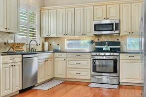 Fridge, microwave, oven, stovetop - Families/Groups- 5BR - Heated Spa & Pool-Game Rm & Playhouse (Cedar Park)