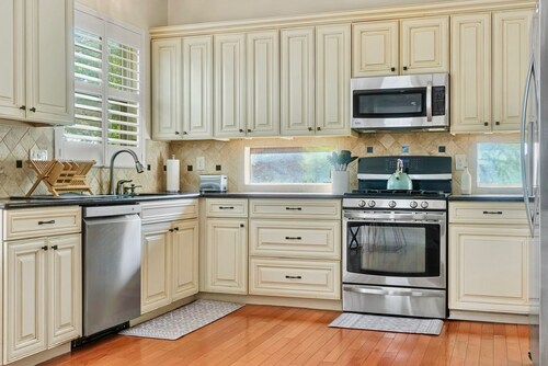 Family Friendly House: Heated Pool, Hot Tub, Game Room, Playhouse, Fenced Yard