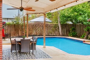 Outdoor dining - Family Friendly- 5BR - Pool & Hot Tub-Game Room & Playhouse- Fenced Yard-Firepit (Cedar Park)
