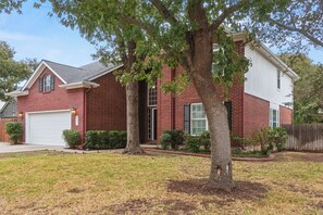 Exterior - Family Friendly- 5BR - Pool & Hot Tub-Game Room & Playhouse- Fenced Yard-Firepit (Cedar Park)