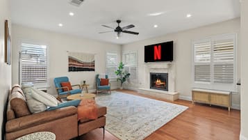 Smart TV, fireplace