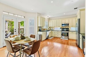 ثلاجة، ميكروويف، فرن، موقد طهي مسطح