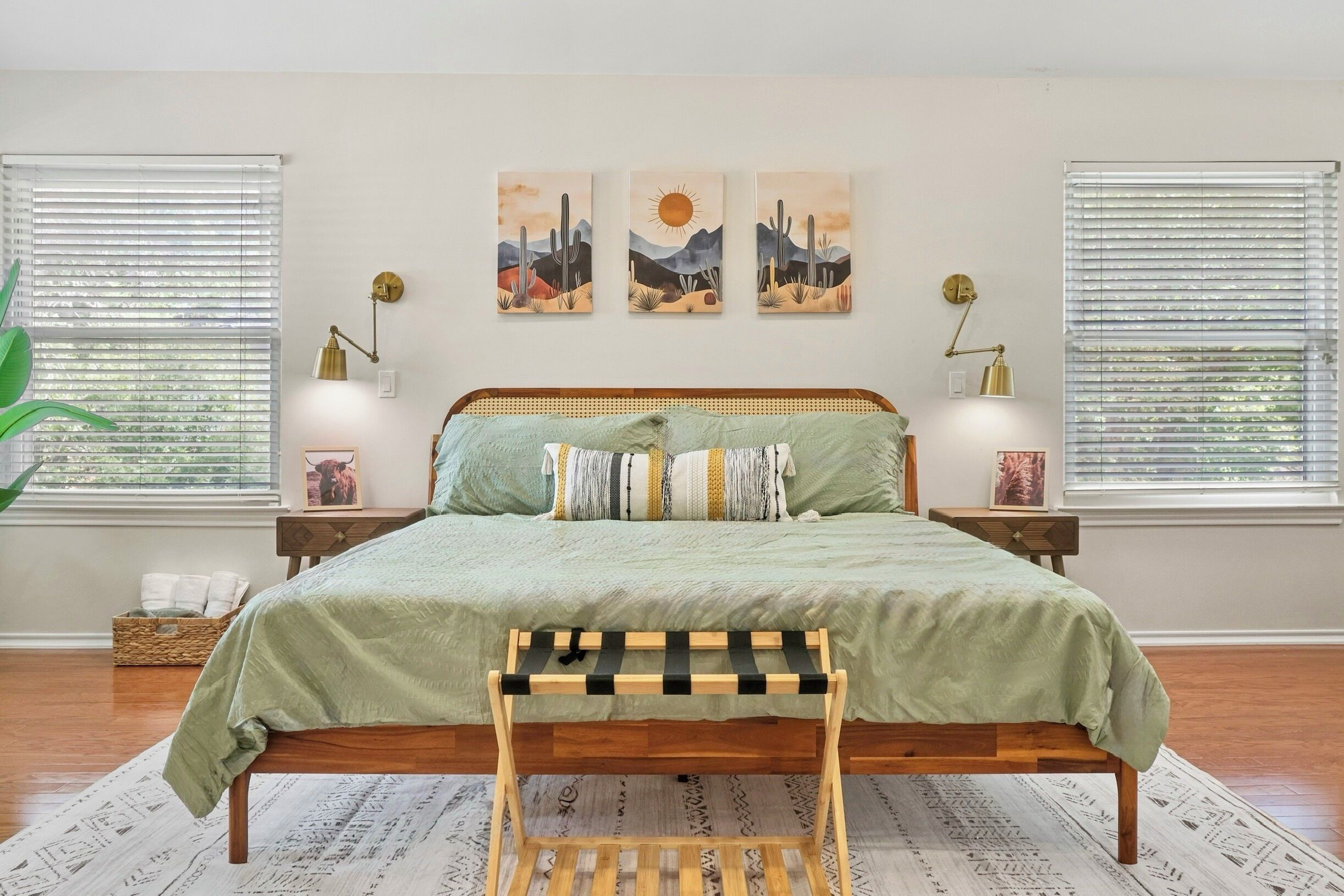 5 間睡房、書桌、熨斗/熨衫板、可攜式嬰兒床