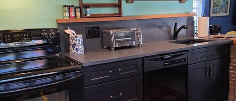 Een koelkast, een microgolfoven, een oven, een kookplaat