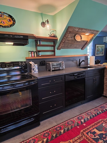 Charming 3-bedroom farmhouse downtown walkable with AC