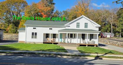 Charming 3-bedroom farmhouse downtown walkable with AC