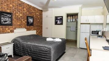 Schreibtisch, laptopgeeigneter Arbeitsplatz, Verdunkelungsvorhänge