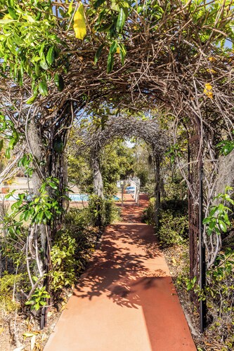 Benaraby Hilltop Motor Inn