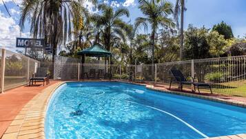 Hồ bơi ngoài trời