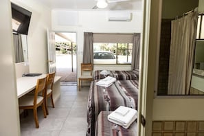 Escritorio, espacio para trabajar con laptop y cortinas blackout 