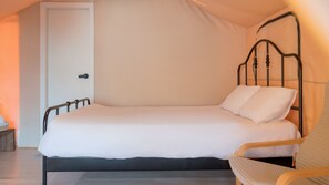 Habitación básica, 1 habitación (Open-Air Private Spa 103 (No Pets)) | 1 habitación y wifi gratis 