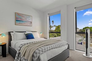 3 bedrooms, iron/ironing board, WiFi, bed sheets - Riverside Modern Abobe with 2 Aircons and Parking (Auckland South)