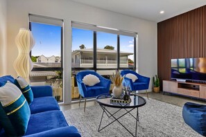 TV - Riverside Modern Abobe with 2 Aircons and Parking (Auckland South)