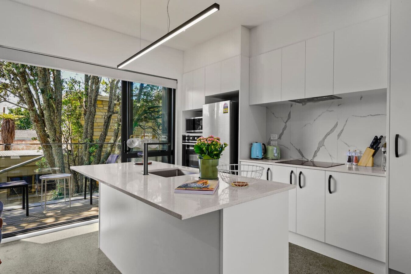 Réfrigérateur, micro-ondes, four, plaque de cuisson