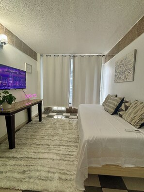 Tabla de planchar con plancha, wifi y ropa de cama 