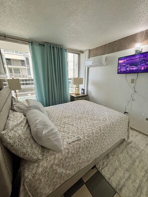 Tabla de planchar con plancha, wifi y ropa de cama 
