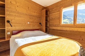 3 habitaciones, tabla de planchar con plancha y cuna de viaje 