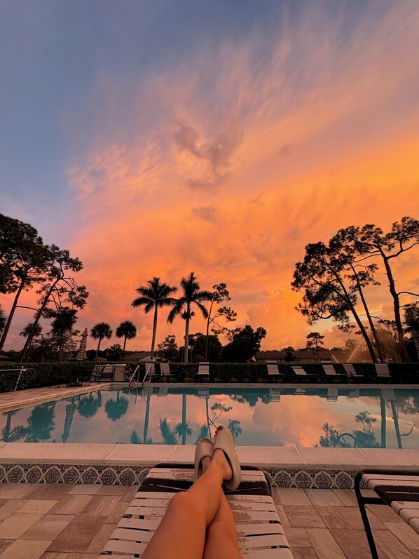 Outdoor pool - Luxury 2-bedroom villa 10 minutes from downtown. Pet friendly! (Naples)