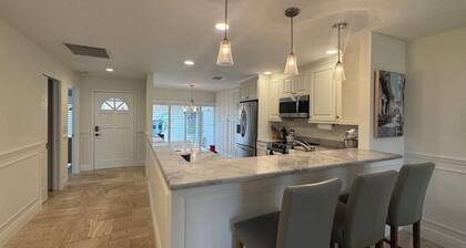 Luxury 2-bedroom villa 10 minutes from downtown. Pet friendly!