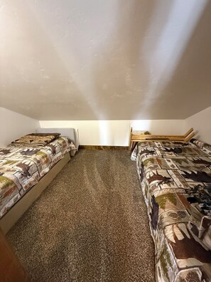 5 bedrooms, iron/ironing board, free WiFi, bed sheets