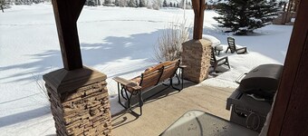 Welcoming 5-bedroom townhome on the golf course