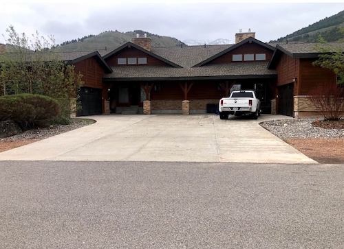 Welcoming 5-bedroom townhome on the golf course