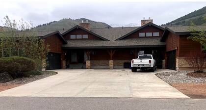 Welcoming 5-bedroom townhome on the golf course