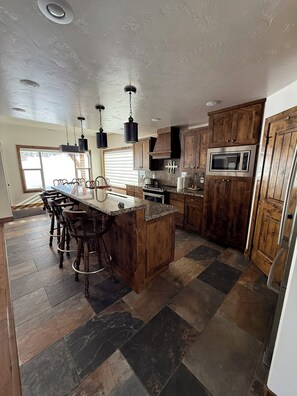 ثلاجة، ميكروويف، فرن، موقد طهي مسطح