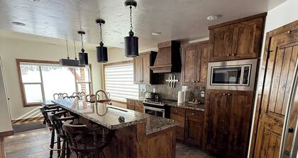 Welcoming 5-bedroom townhome on the golf course