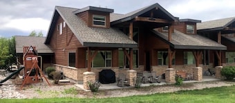 Welcoming 5-bedroom townhome on the golf course