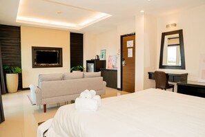 Deluxe Triple Room | Desk, free WiFi
