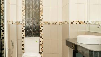 Habitación Deluxe doble | Baño | Artículos de higiene personal gratuitos, secador de pelo y toallas