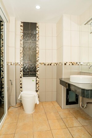 Deluxe Triple Room | Bathroom | Free toiletries, hair dryer, towels, soap