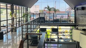 Un interior moderno con techos altos y ventanas amplias que dan a vistas exteriores.