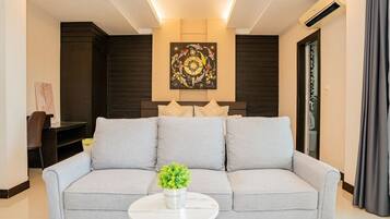 Deluxe Triple Room | Desk, free WiFi