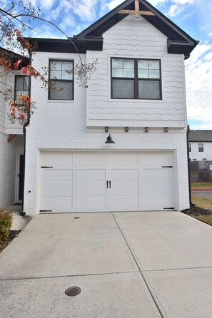 Exterior - Bright, charming, modern townhouse in Winder (Winder)