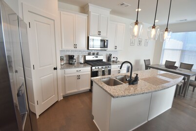 Bright, charming, modern townhouse in Winder