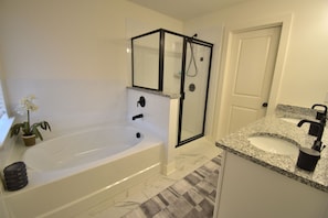 Hair dryer, towels, soap, toilet paper - Bright, charming, modern townhouse in Winder (Winder)