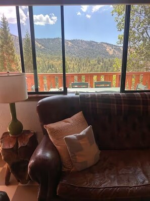 Smart TV, fireplace, books, stereo - L'Après Chalet · Bear Mtn Views · Sleeps 6 · Pet-Friendly (Big Bear Lake)