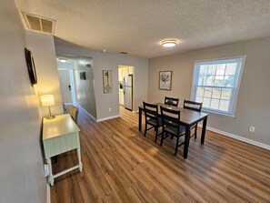 Dining - Harbison Hideaway 2/2 (Columbia)