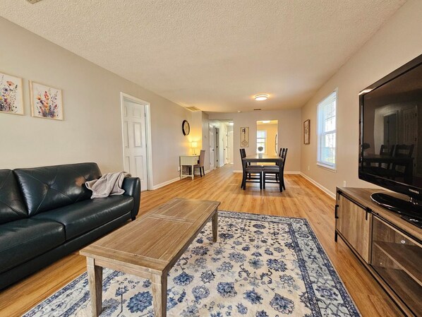 Living area - Harbison Hideaway 2/2 (Columbia)
