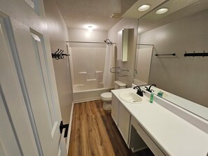 Hair dryer, towels, soap, toilet paper - Harbison Hideaway 2/2 (Columbia)