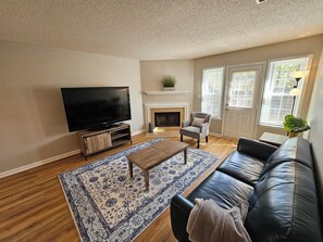 Living area - Harbison Hideaway 2/2 (Columbia)